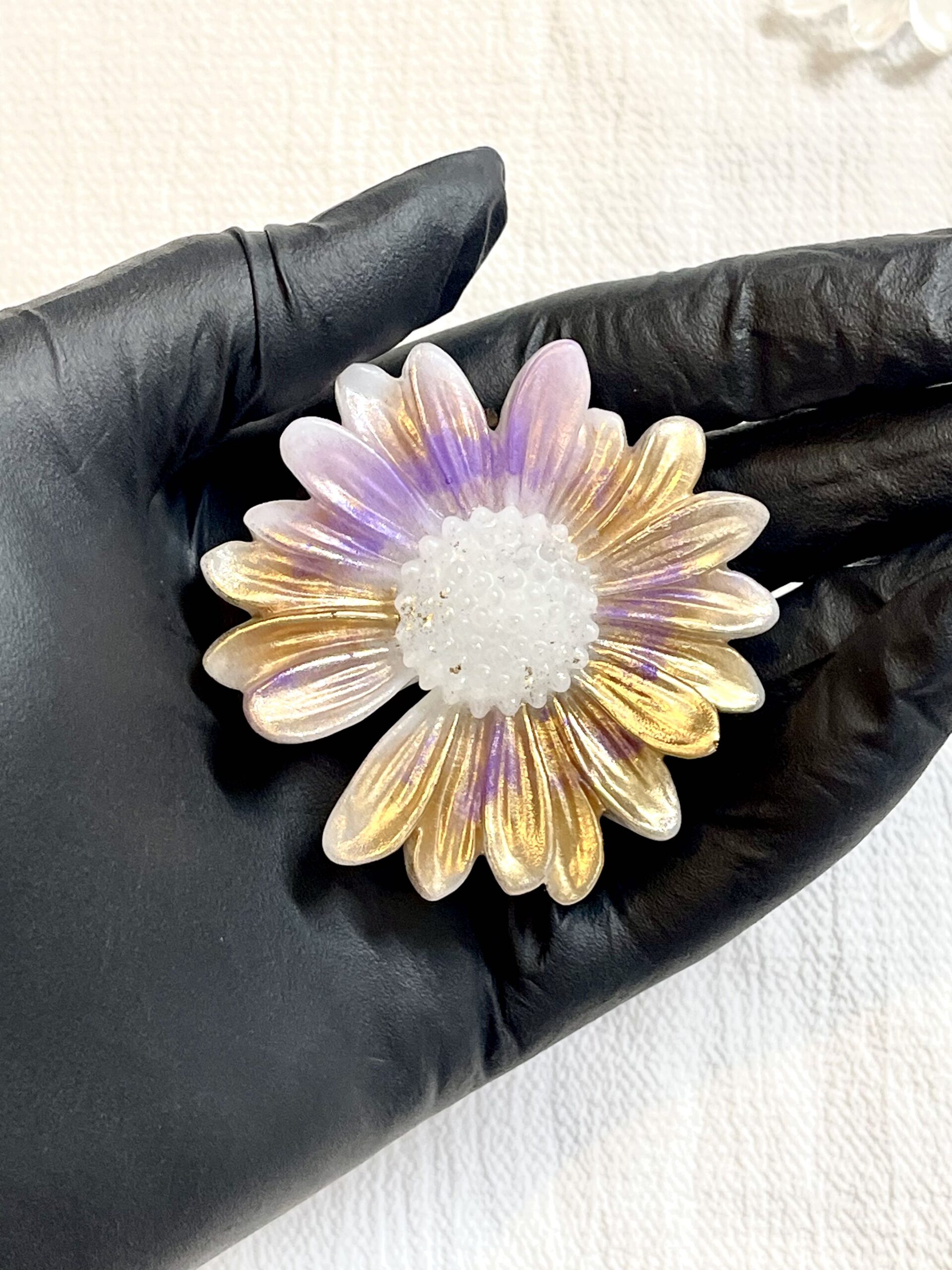 resin daisy paperweight RTRPW11N resin daisy paperweight RTRPW11N