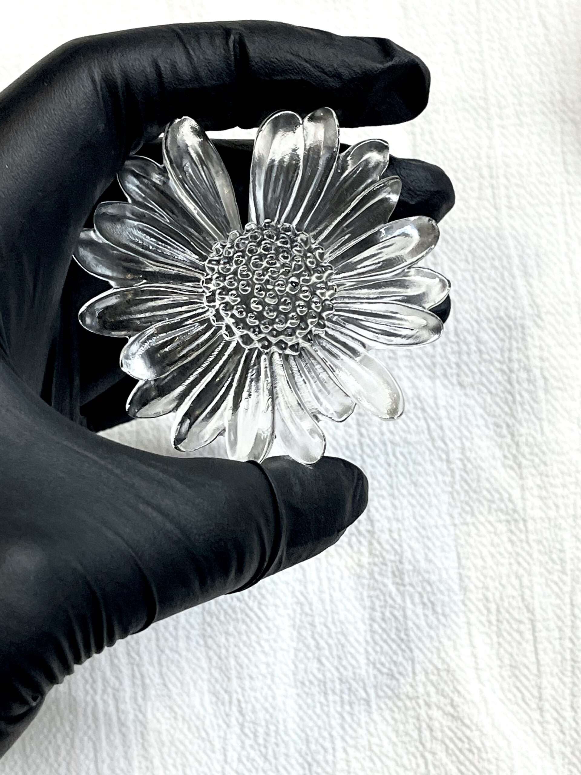 resin daisy paperweight RTRPW11N resin daisy paperweight RTRPW11N